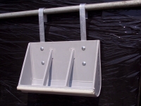 Suspensory feeders for piglets